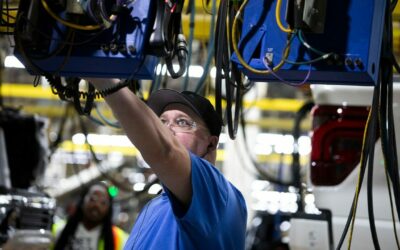 Az amerikai kék galléros munkaerő és az AI robbanás: kihívások és verseny a globális gyártásban