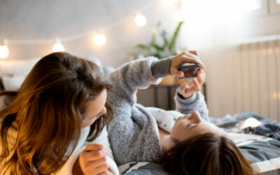 A tinédzserek és a közösségi média: Egyre nagyobb aggodalmak az online világ mentális egészségre gyakorolt hatásairól