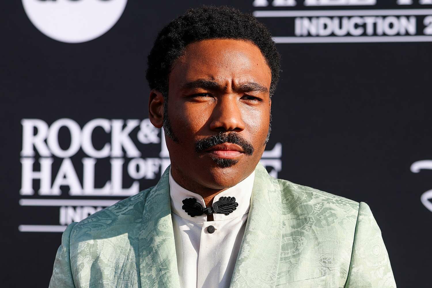 Donald Glover stroke és gyógyulás története a Childish Gambino turné kapcsán donald glover stroke gyogyulas turne lemondas zene egeszseg