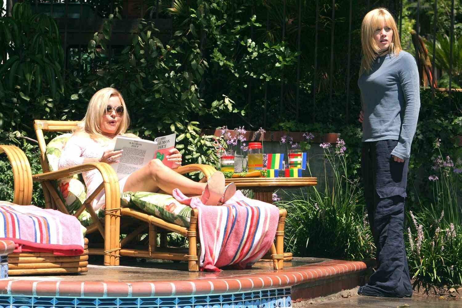 Hilary Duff és Jennifer Coolidge együttműködése a Hamupipőke filmben szineszek együttmukodese film forgatas kulisszai sztarok