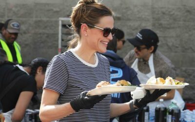 Jennifer Garner hálaadáskor önkénteskedett a Midnight Mission jótékonysági ebédjén Los Angelesben