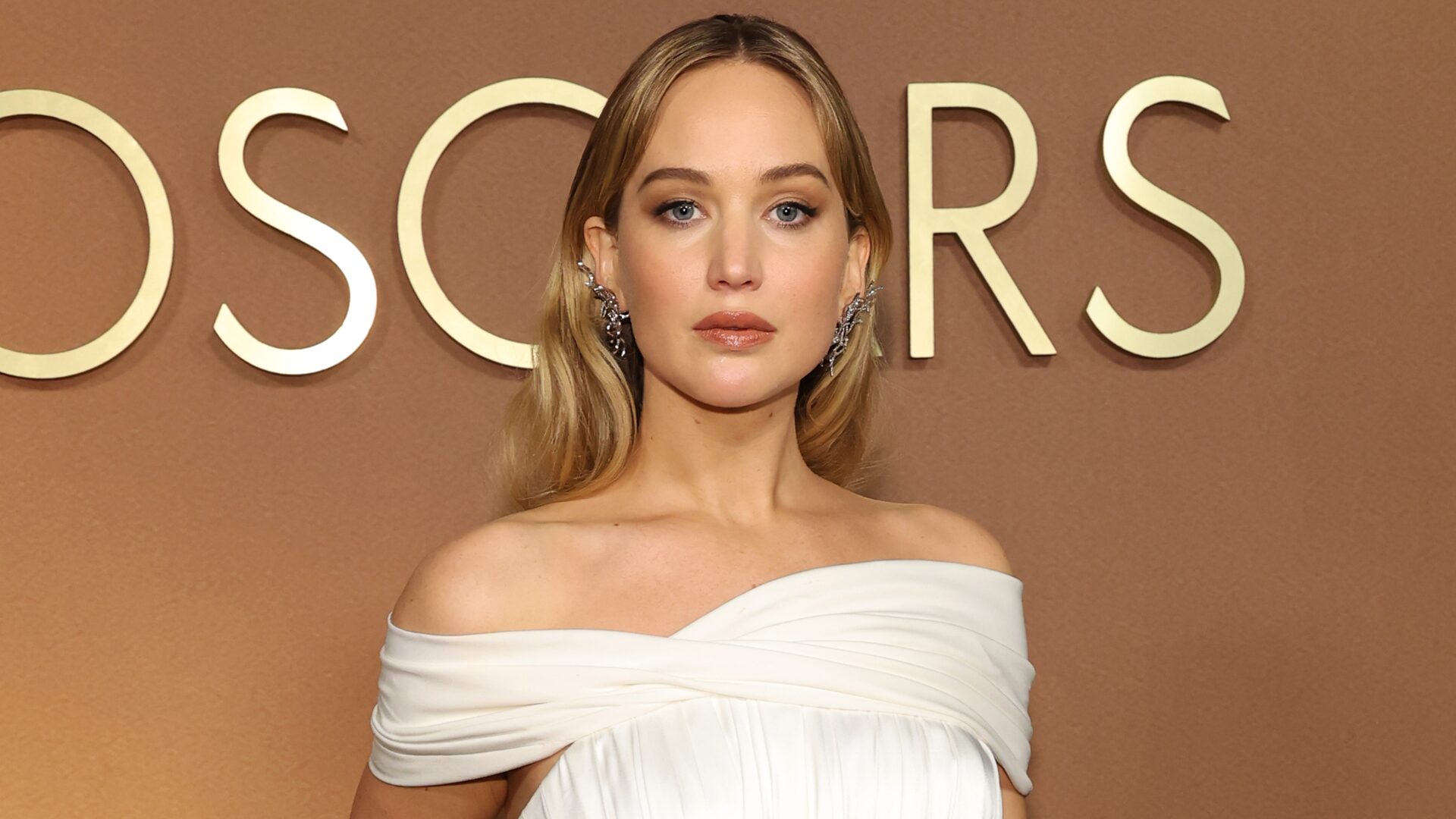 Jennifer Lawrence Dior ruhában a Governors Awards 2024-en celebrity-fashion-event-glamour-red-carpet-style-2024