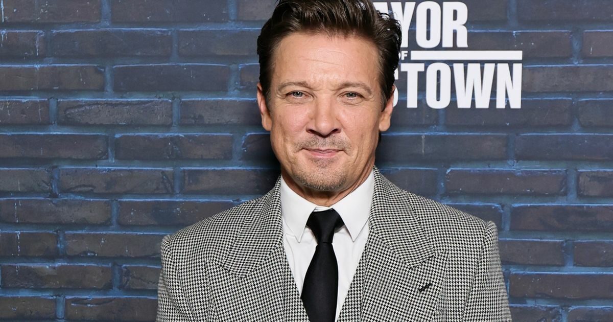 Jeremy Renner és Yi Zhou jogi vitája és megállapodásának részletei jogi vita celeb jogi per megállapodás ellentmondás együttműködés