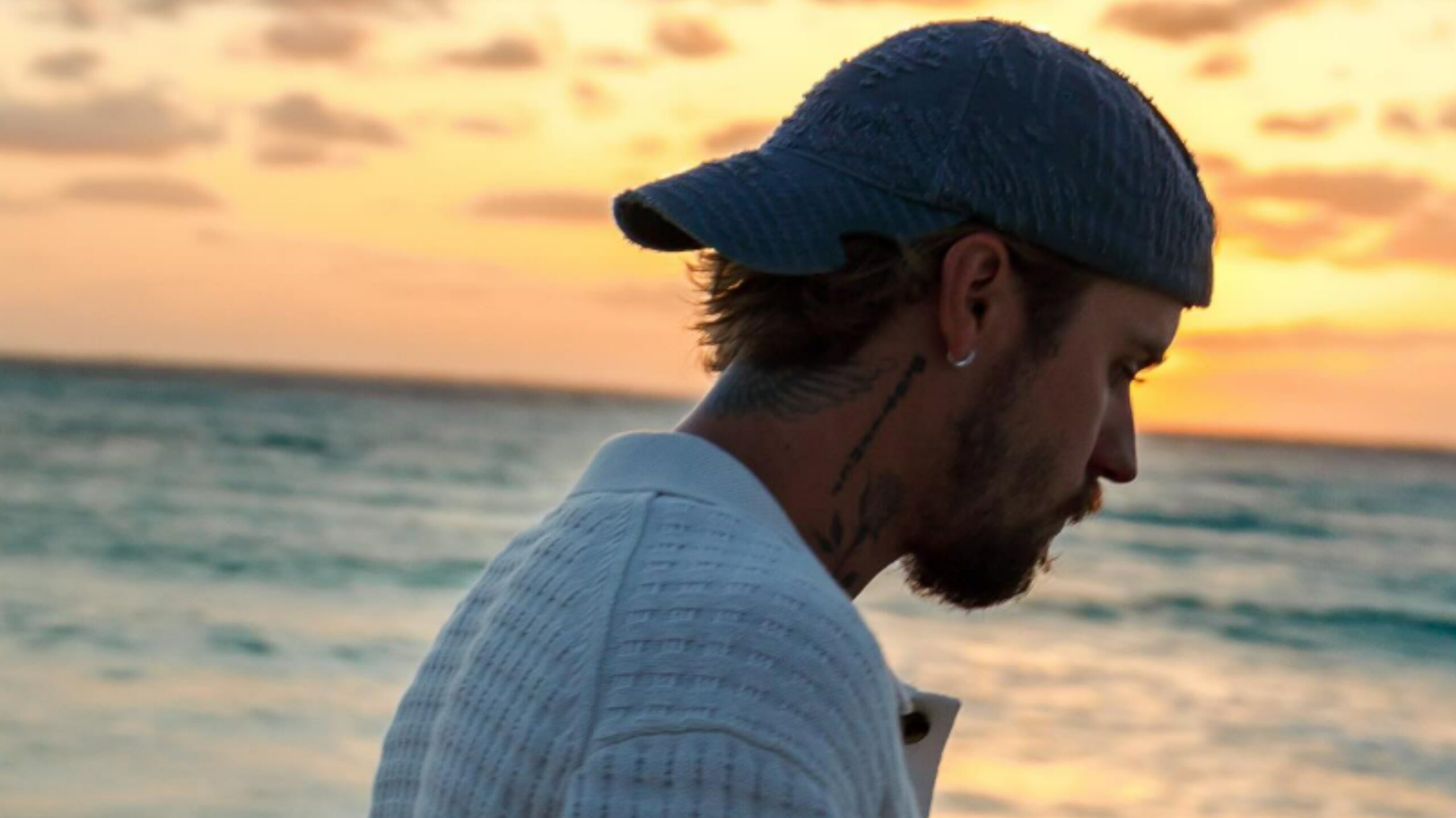 Justin Bieber segítő gesztusa autóval bajba jutott férfinak celeb segitseg emberi gesztus autovezetes tamogatas