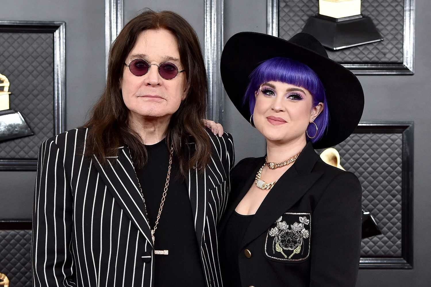 Kelly Osbourne zaklatás drónhasználat sírhely támogatás