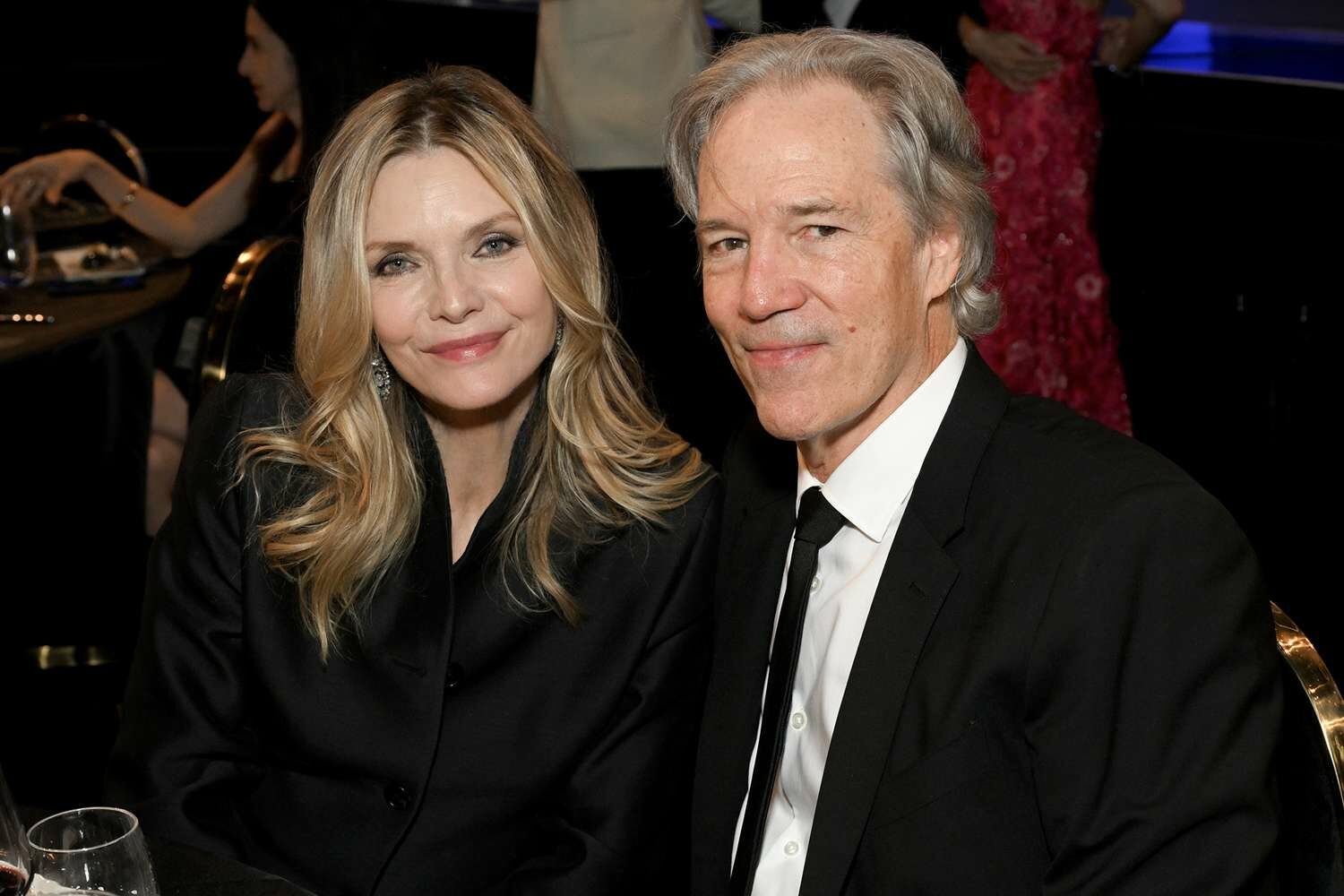 boldog par sétál kézen fogva hosszú kapcsolat titkai