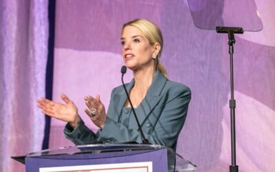 Pam Bondi és John Travolta: Jogvita és Átirányítás a Szövetségi Bíróságra