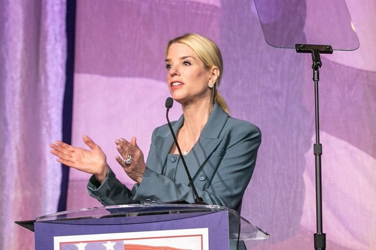 Pam Bondi szerepe John Travolta pilóta csalási ügyében jogi-ugyek-pilota-csalas-szovetsegi-birosag-travolta