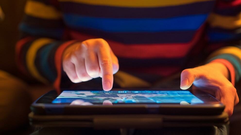 Sora AI videóalkalmazás és gyermekek online biztonsága sora ai videoalkalmazas gyermekek biztonsag online vedelem