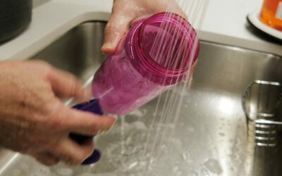 Miért és hogyan tisztítsuk rendszeresen az újratölthető vizespalackokat?