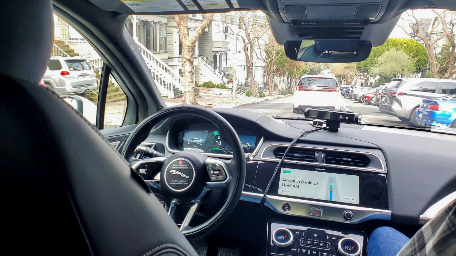 önvezető robotaxi szolgáltatás autópályán városi környezetben