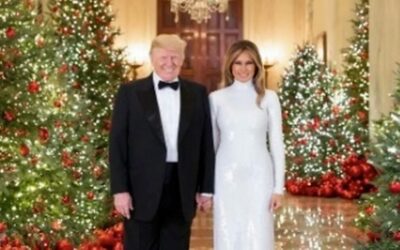 Melania Trump karácsonyi dekorációja a Fehér Házban: kék pillangók és amerikai szellem