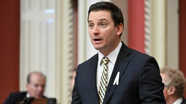 Quebec fogyasztóvédelmi törvény szigorítása jegyüzérek ellen fogyasztovedo szabalyok jegyuzerek elofizetes megujitas torveny